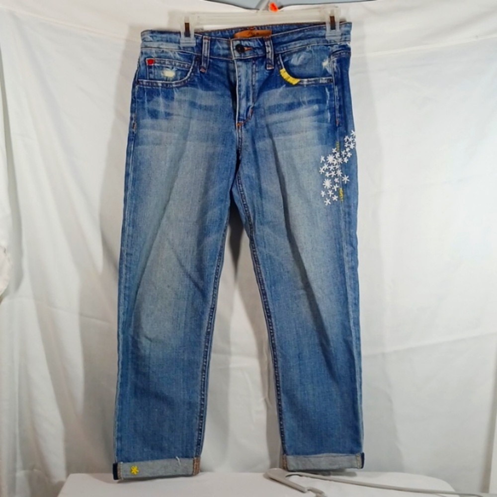 Cute cropped jeans with embroidered embellishments